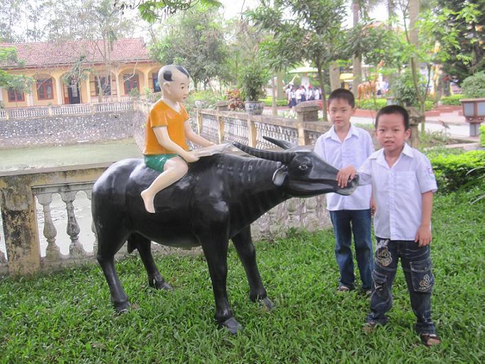 Chú bé cưỡi trâu đọc sách